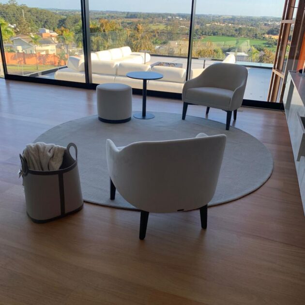 Assoalho de madeira em sala com vista panorâmica
