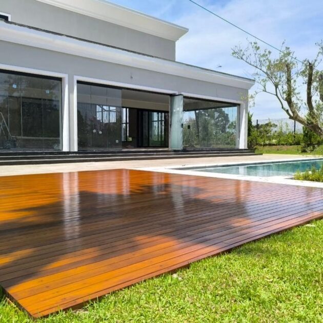 Deck de madeira na área externa de uma residência