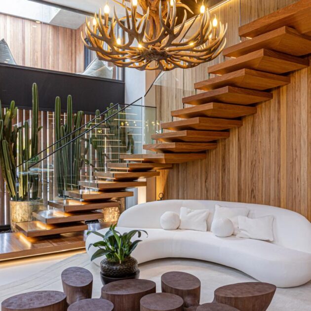 Escada flutuante de madeira com lustre