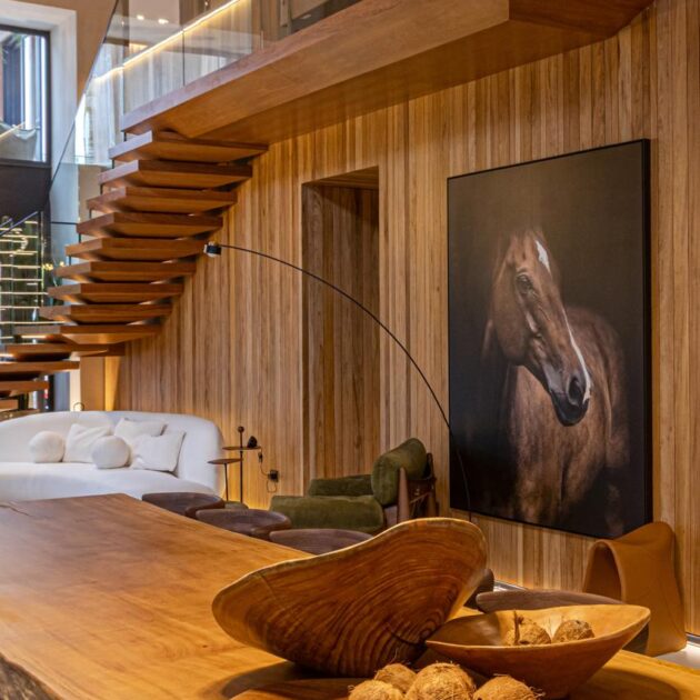 Escada flutuante de madeira com parede revestida