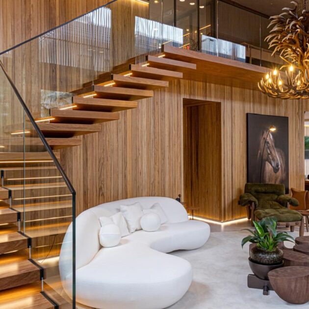 Escada flutuante de madeira na sala