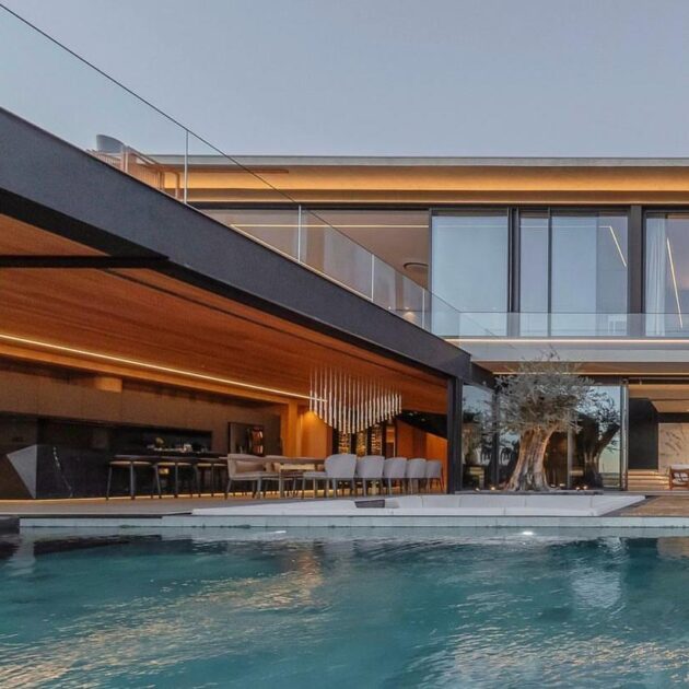 Área gourmet com forro de madeira à beira da piscina