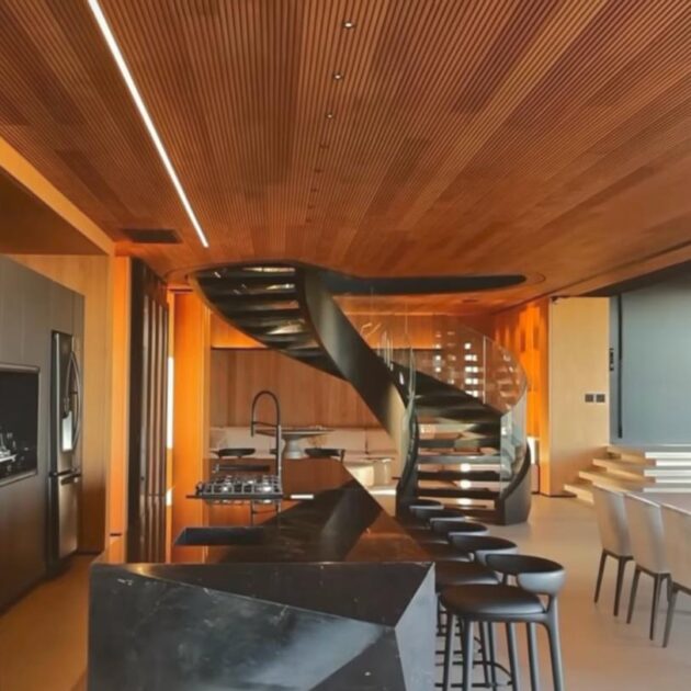 Forro de madeira em cozinha com escada