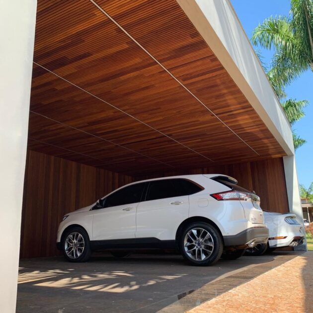 Forro de madeira na garagem