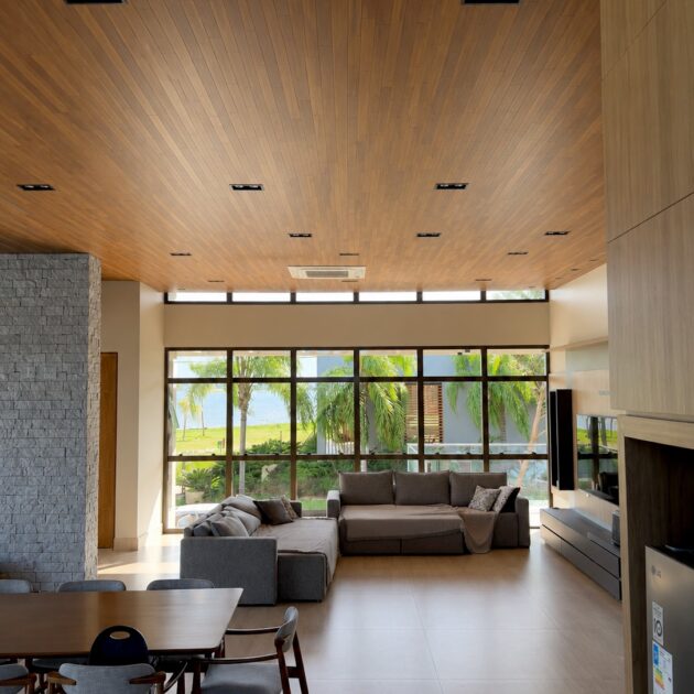 Forro de madeira em living integrado com vista