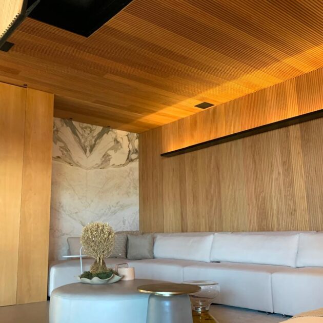 Forro de madeira com iluminação embutida na sala