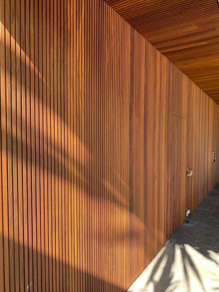 Parede revestida com madeira ripada