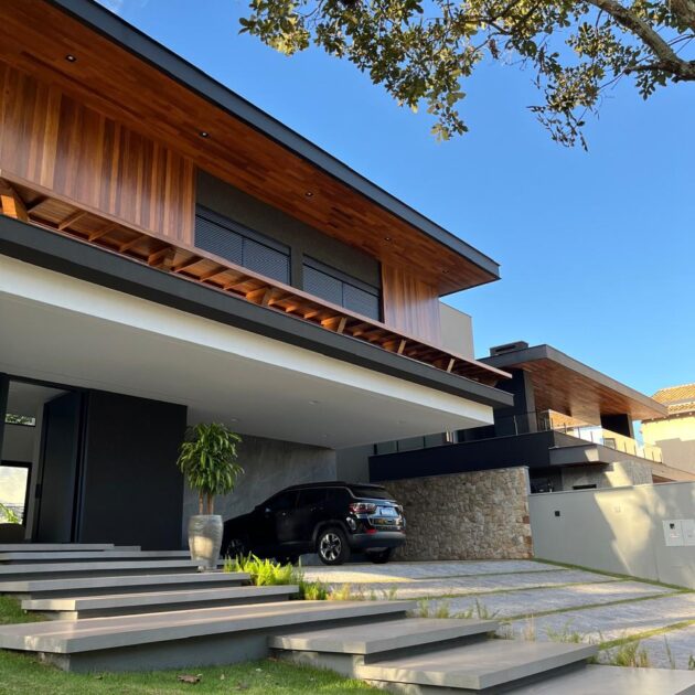 Fachada de casa com painel de madeira
