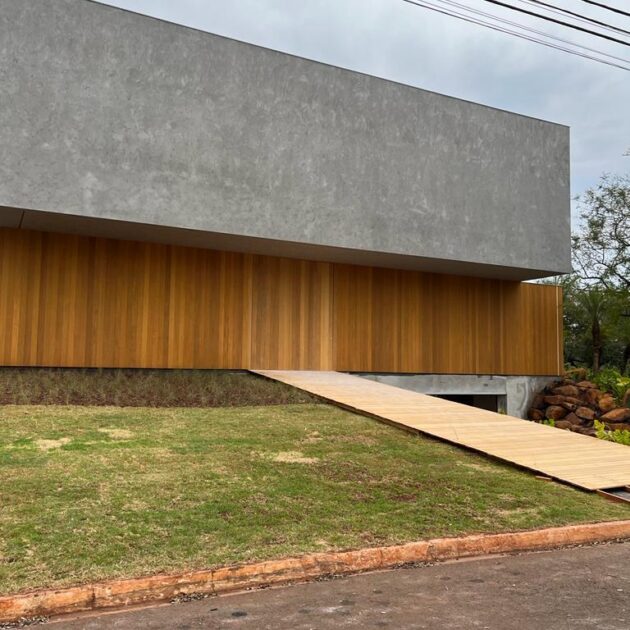 Painel de madeira em fachada de concreto