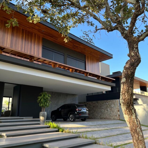 Painel de madeira na fachada vista do jardim