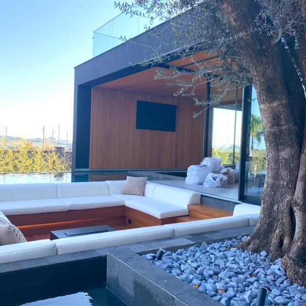 Painel de madeira em lounge externo