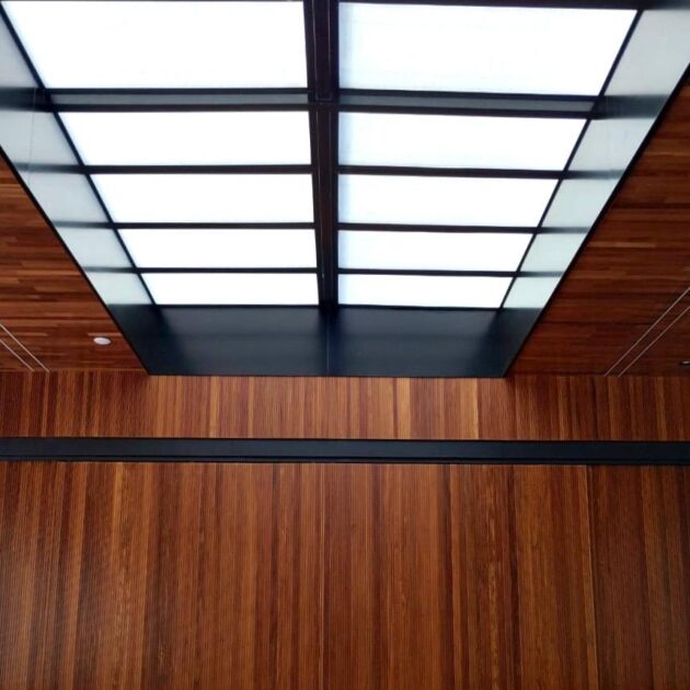 Parede com painel de madeira em galeria