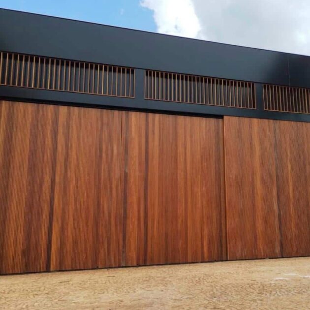 Portas painel de madeira em fachada externa