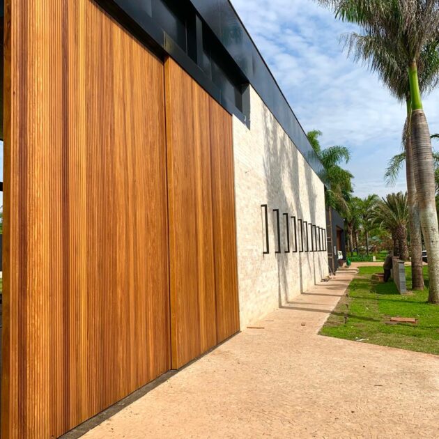 Portas painel de madeira na fachada